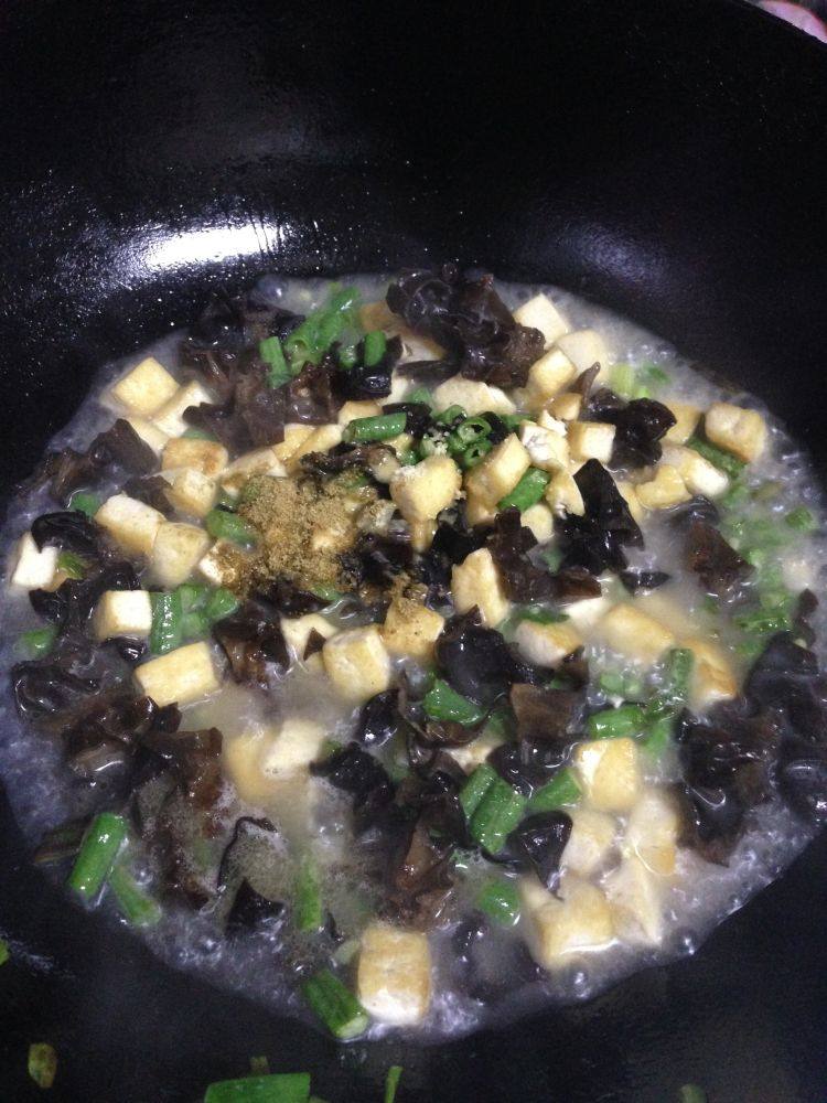 面食――什锦旗花面,加入适量开水，入鸡精、盐、<a style='color:red;display:inline-block;' href='/shicai/ 744'>五香粉</a>和<a style='color:red;display:inline-block;' href='/shicai/ 788'>生抽</a>煮至豆角断生