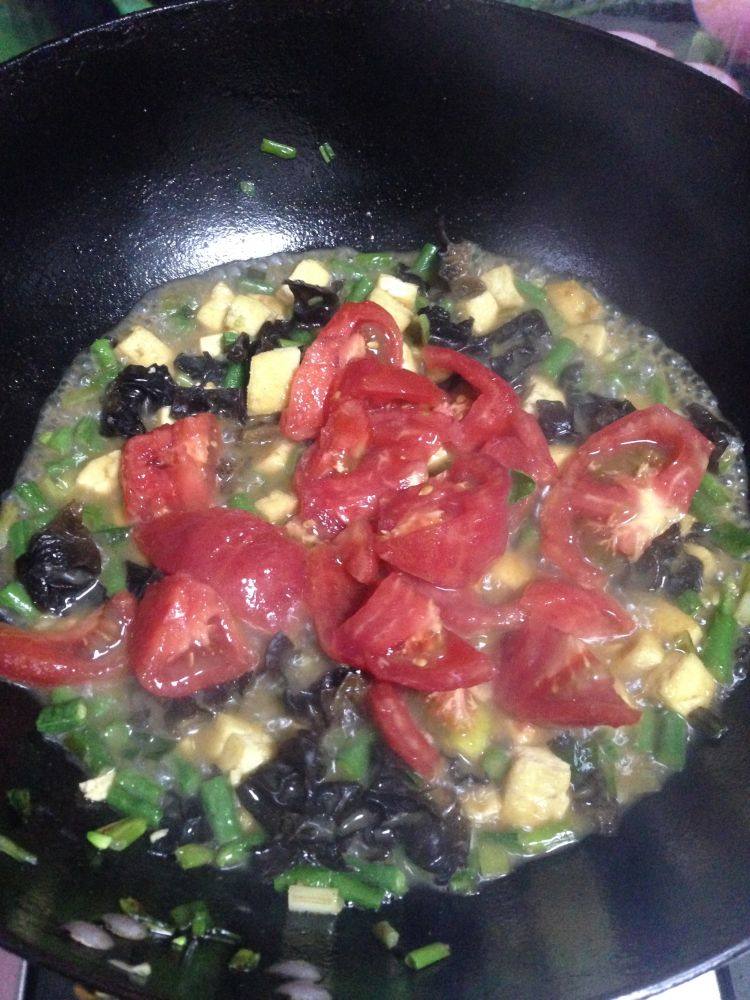 面食――什锦旗花面,加入西红柿继续翻炒
