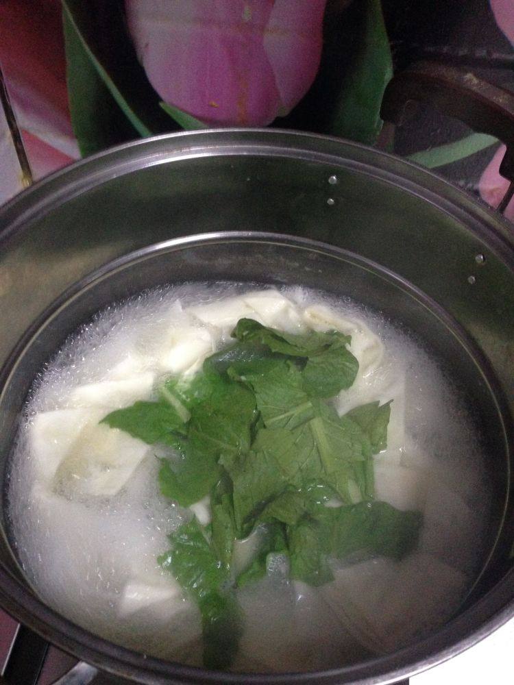 面食――什锦旗花面,锅内加入适量高汤或是水煮开下入面片煮开,快煮熟时加入青菜叶至熟