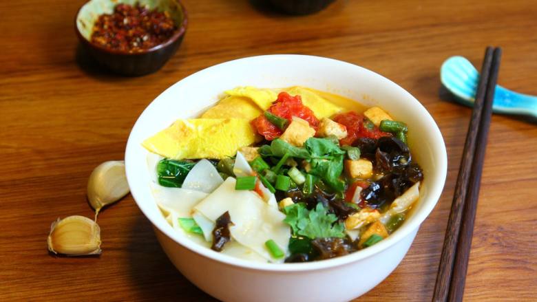 面食――什锦旗花面,将煮好的面片带汤倒出,加入炒好的卤料,最后加入蛋皮、香葱、香菜、<a style='color:red;display:inline-block;' href='/shicai/ 768'>香醋</a>即可食用。(加入油泼辣子味道更好)