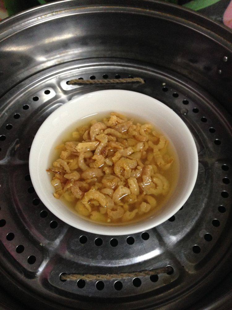 年味――还原老味道葱油拌面,冷水放入蒸锅,开锅蒸10分钟。捞出海米(不要扔掉蒸海米的汤,一会要用)