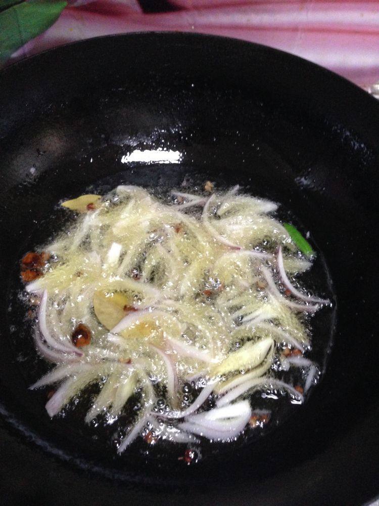 年味――还原老味道葱油拌面,锅内加入植物油300克放入洋葱丝、花椒、大料和香叶,开小火慢慢煎制