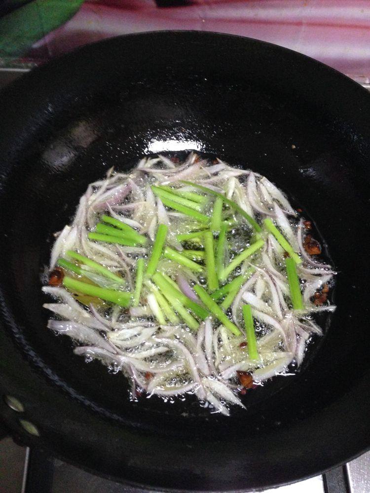 年味――还原老味道葱油拌面,煎到洋葱丝打蔫时放入葱白段,小火煎至葱白打蔫