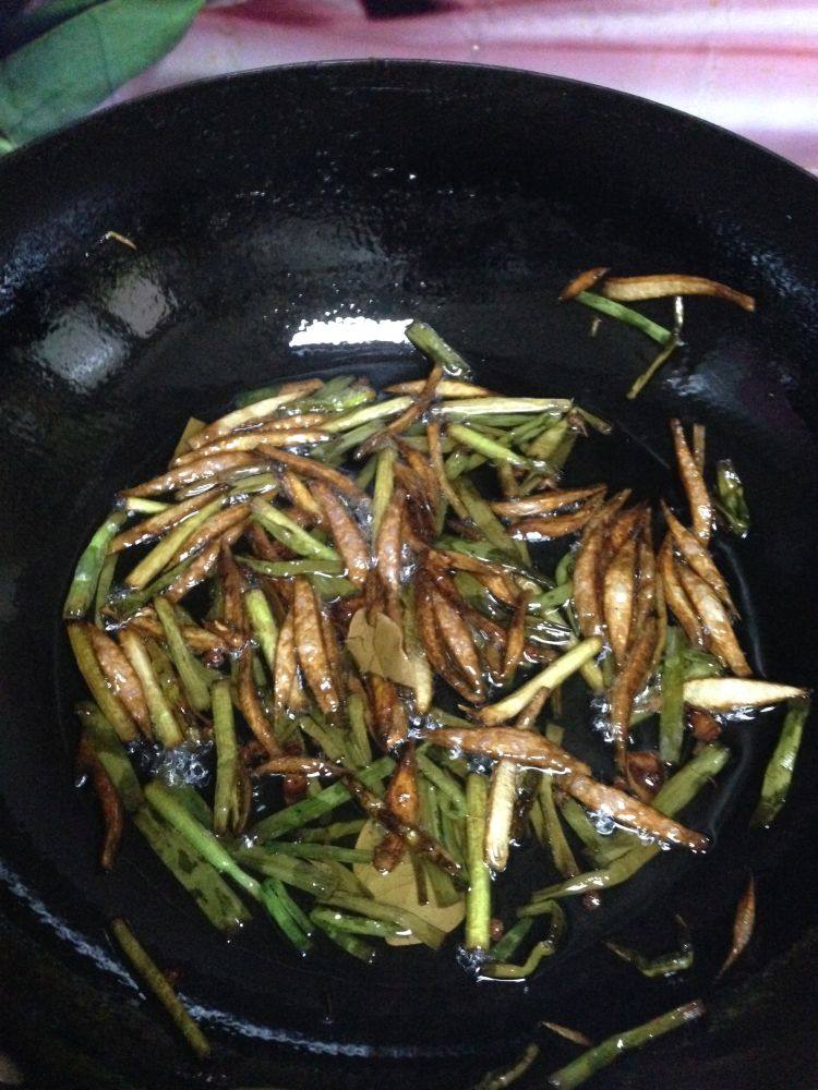 年味――还原老味道葱油拌面,待葱叶子煎至发黄,甚至微黑,关火。把葱与油倒出待用。