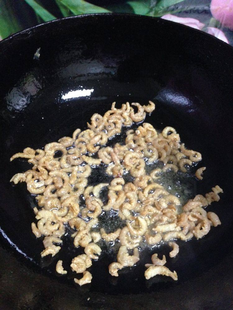 年味――还原老味道葱油拌面,锅里加适量葱油,放入海米烹入1小勺料酒,稍微煸炒一下