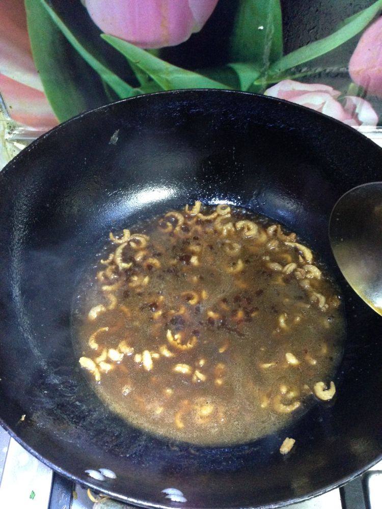 年味――还原老味道葱油拌面,放入调好的酱汁,煮开1分钟即可关火,盛出。
