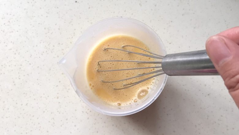 炼乳版全蛋蜜豆蛋挞,再充分搅打均匀,这里时间也要久一些,直接影响到烤好后的口感