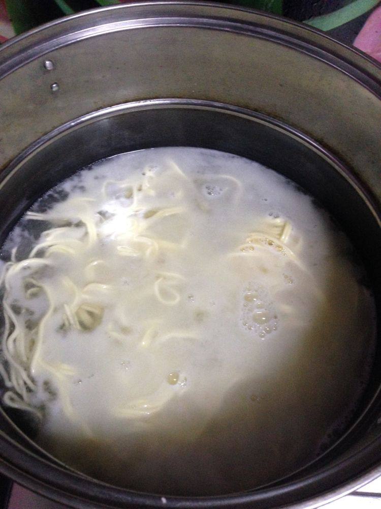 年味――还原老味道葱油拌面,锅内加清水煮开,放入面条煮至沸腾,倒入半碗冷水再次煮开(煮的时候加几滴植物油,这样面条不容易粘在一起),面条捞出,过冷开水控净水分。