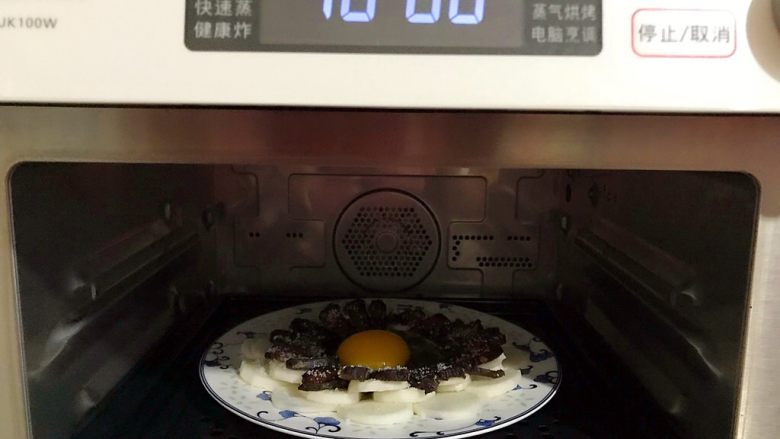 萝卜酱肉蒸鸡蛋,放入蒸箱,选择原气蒸功能,水箱放满水