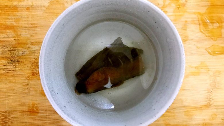 萝卜酱肉蒸鸡蛋,<a style='color:red;display:inline-block;' href='/shicai/ 1103'>酱肉</a>稍微冲洗一下,用适量温水浸泡,备用