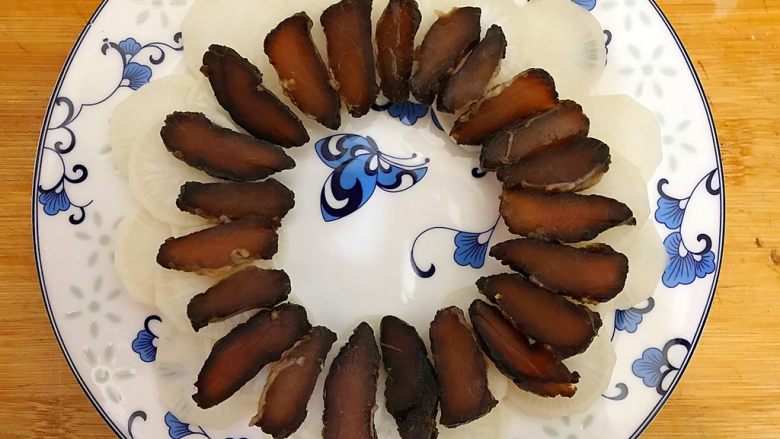萝卜酱肉蒸鸡蛋,将酱肉如图所示,码在萝卜片上