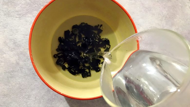 健康饮食の凉拌爽口小菜~苦菊裙带菜,倒入饮用水