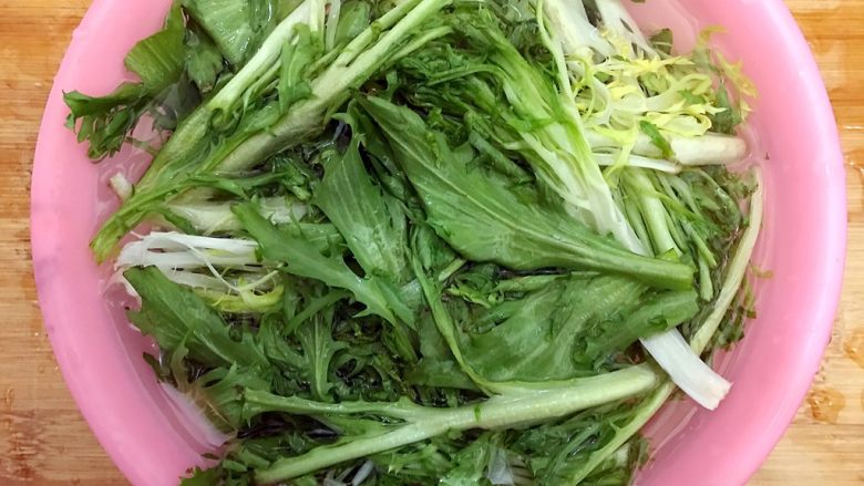 健康饮食の凉拌爽口小菜~苦菊裙带菜,洗干净之后用饮用水浸泡,备用
