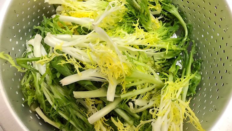 健康饮食の凉拌爽口小菜~苦菊裙带菜,捞出苦菊,沥干水分