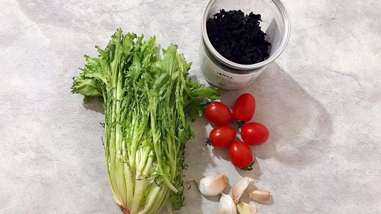 健康饮食の凉拌爽口小菜～苦菊裙带菜,首先我们准备好所有食材