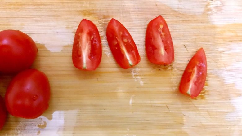健康饮食の凉拌爽口小菜~苦菊裙带菜,<a style='color:red;display:inline-block;' href='/shicai/ 89994'>小番茄</a>洗净,如图所示,对半再对半切开