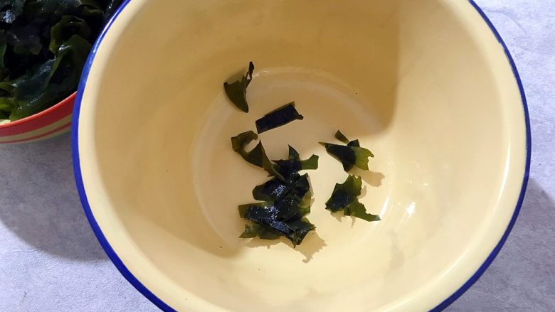 健康饮食の凉拌爽口小菜~苦菊裙带菜,如图所示,将裙带菜剪碎