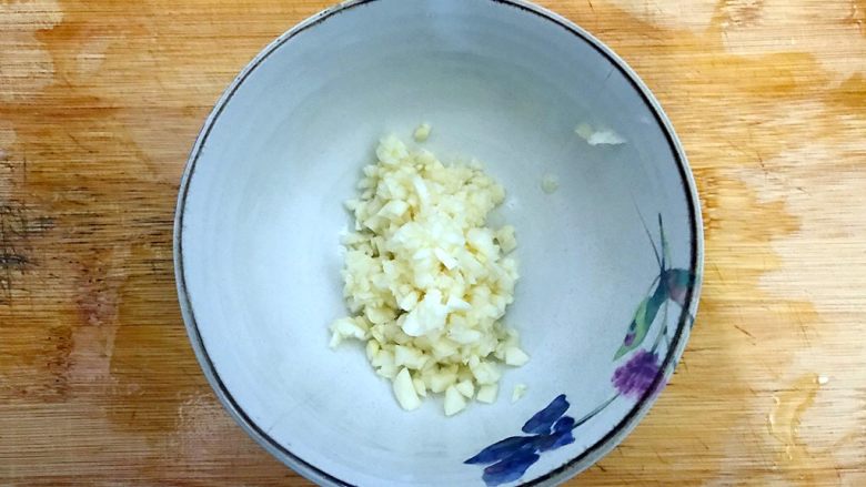 健康饮食の凉拌爽口小菜~苦菊裙带菜,<a style='color:red;display:inline-block;' href='/shicai/ 2794'>大蒜</a>去皮,洗净,如图所示,切成末,备用