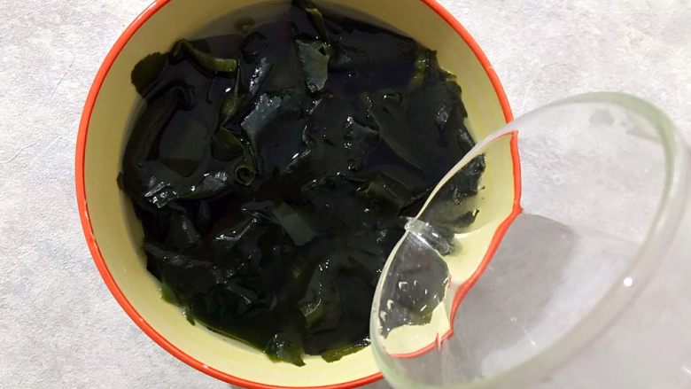 健康饮食の凉拌爽口小菜~苦菊裙带菜,这个时候留意一下裙带菜的泡发情况,水不够要及时添加