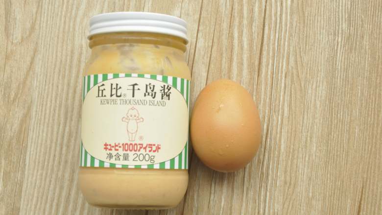 做饼+法式鲜虾芦笋烘饼,鸡蛋煮熟,千岛酱备用。