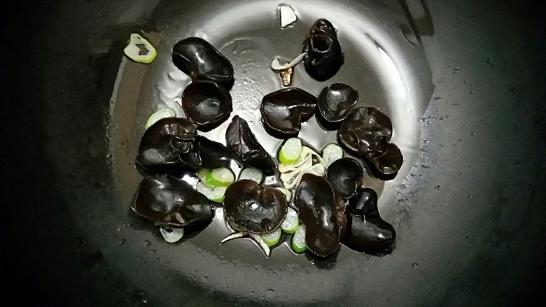 醋溜山药,然后放入木耳中火翻炒均匀。