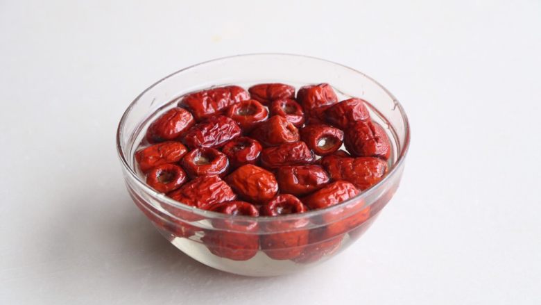大黄米饭,<a style='color:red;display:inline-block;' href='/shicai/ 2470'>红枣</a>浸泡洗净;