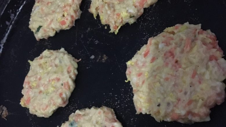 蔬菜鱼饼,鱼肉蒸熟切碎，<a style='color:red;display:inline-block;' href='/shicai/ 25'>胡萝卜</a>切丝，<a style='color:red;display:inline-block;' href='/shicai/ 80324'>白菜心</a>葱花切碎，将<a style='color:red;display:inline-block;' href='/shicai/ 519'>面粉</a>和两颗<a style='color:red;display:inline-block;' href='/shicai/ 15'>蛋黄</a>和所有食材加入适量的油盐搅拌，电饼铛烧热用勺子一点一点摊开像图片这样