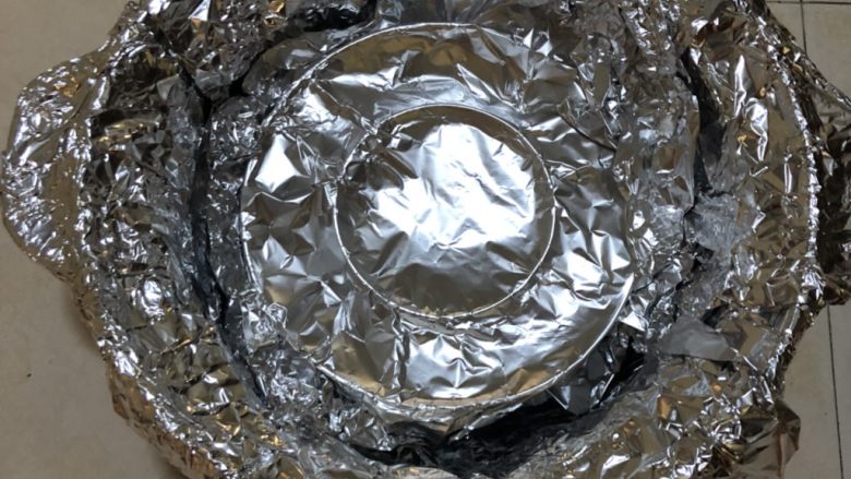 砂锅焖鸡
,锡箔纸一层一层放在砂锅内,架了一个锅架,事实证明,这种做法非常正确,因为开大火焖的时候隔了一层,所以鸡没有糊掉。