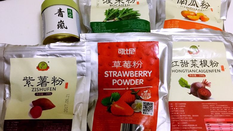 彩虹蛋黄酥,我用的宇治抹茶粉、紫薯粉、甜菜根粉、菠菜粉、草莓粉跟南瓜粉,加上白色留白处,烤出来正好七个颜色
