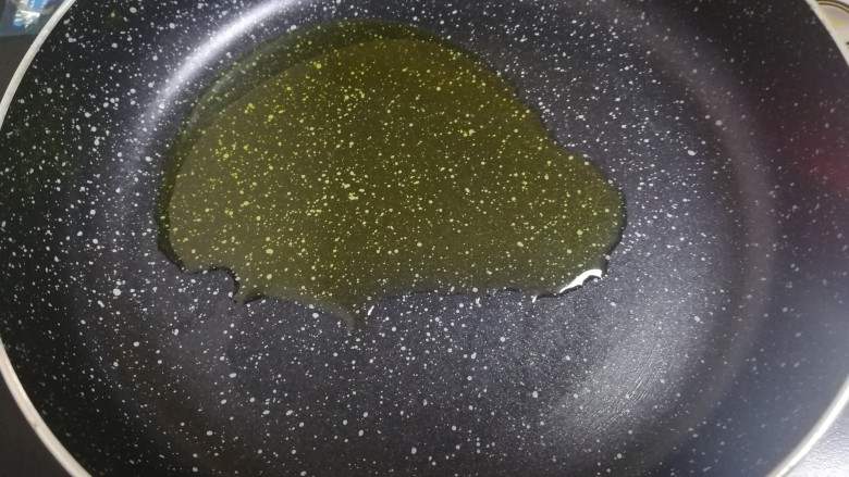 快手鸡肉咖喱塔,平底锅里放入15ml的食用油,不用烧特别热。