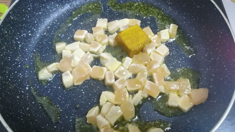 快手鸡肉咖喱塔,放入半块咖喱,小火煸炒,咖喱在慢慢融化了。