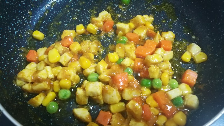 快手鸡肉咖喱塔,鸡肉变色了,咖喱也完全融化啦,这时候关火就可以了。
