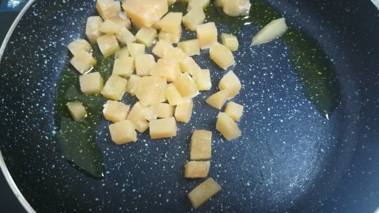 快手鸡肉咖喱塔,下入鸡丁,炒至变色。