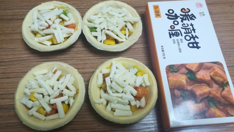 快手鸡肉咖喱塔,每个塔皮内放入10g左右马苏里拉奶酪,要铺均匀。