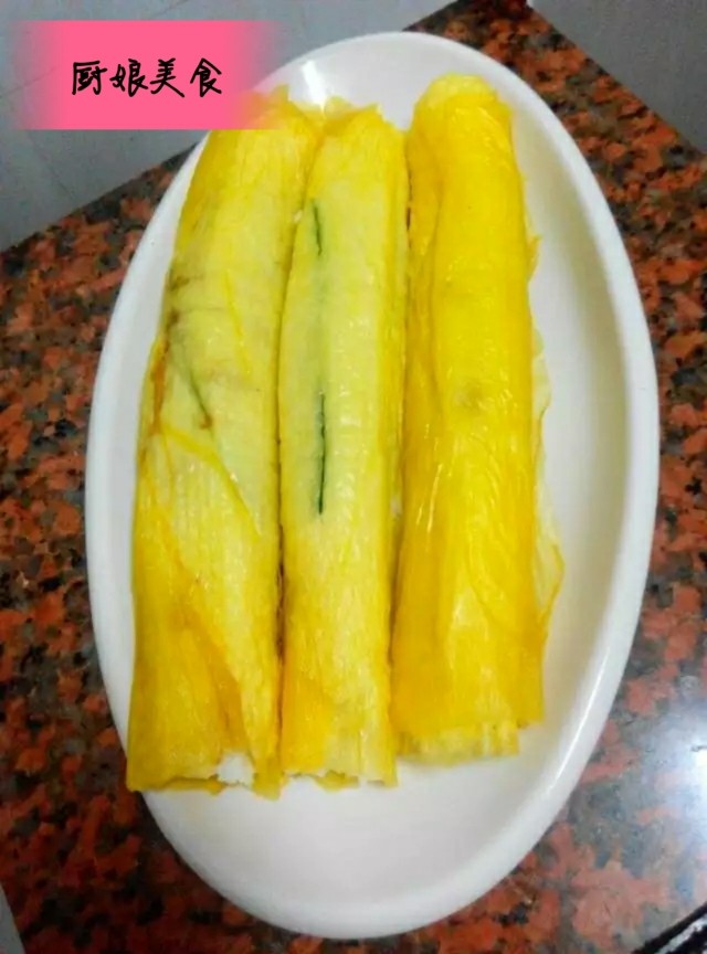 豆皮米卷,卷好就是成了这样的糯米卷,但这只是成品的一半哦!