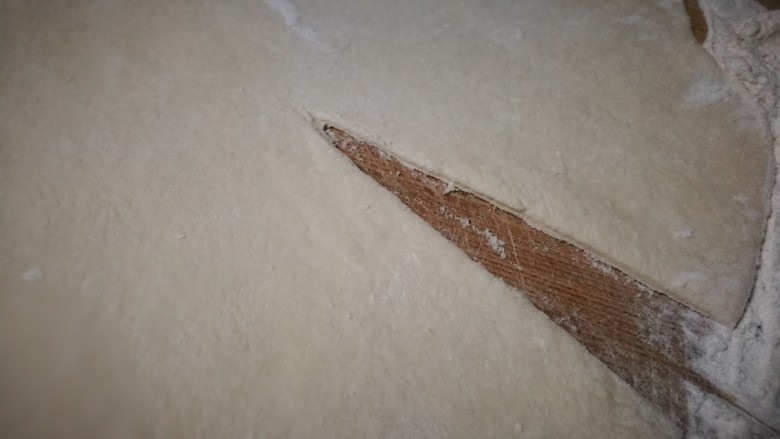 做饼+家常千层肉饼,用刀从中心向一边切开一个口