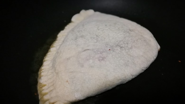做饼+家常千层肉饼,锅中油热 把肉饼坯放入