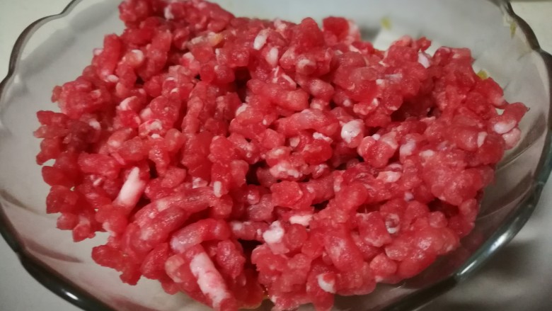 做饼+家常千层肉饼,瘦肉馅中加入少许盐和<a style='color:red;display:inline-block;' href='/shicai/ 829'>十三香</a>