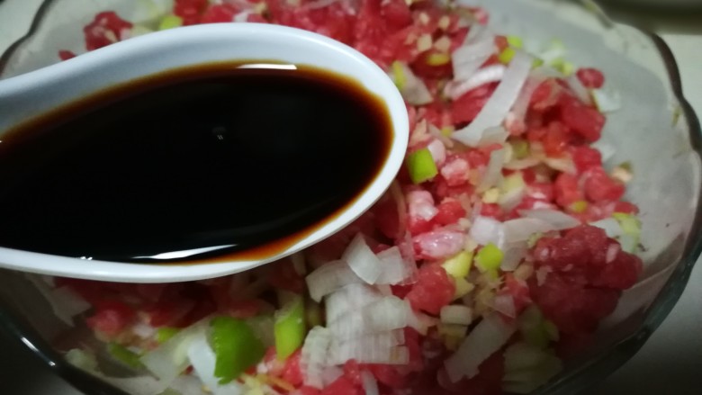 做饼+家常千层肉饼,加入适量<a style='color:red;display:inline-block;' href='/shicai/ 788'>生抽</a> 搅拌均匀直至上劲儿