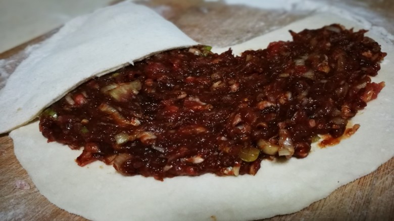 做饼+家常千层肉饼,空白的面皮折起