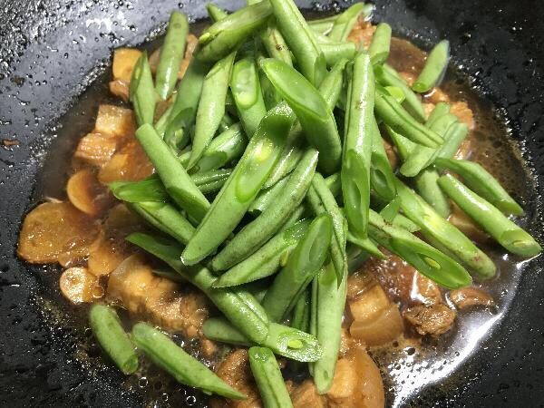 豆角烧肉,加入四季豆,加盐焖15分钟