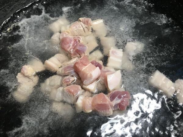 豆角烧肉,五花肉焯水,热水下锅,水开捞出