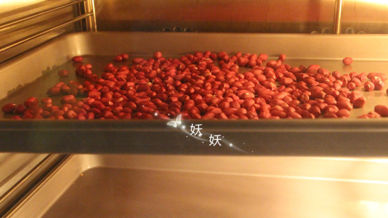 花生粘,烤箱160度烤15分钟,没有烤箱放锅里干炒焙熟就可以。