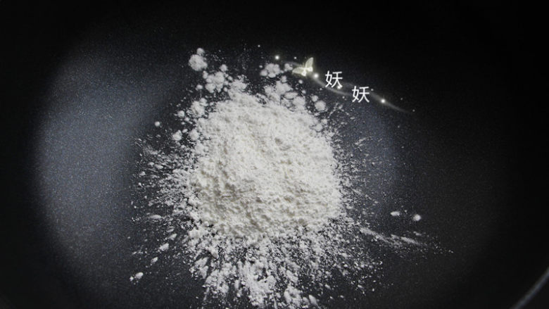 花生粘,锅内不放油,刀入<a style='color:red;display:inline-block;' href='/shicai/ 512'>玉米淀粉</a>,小火炒制。