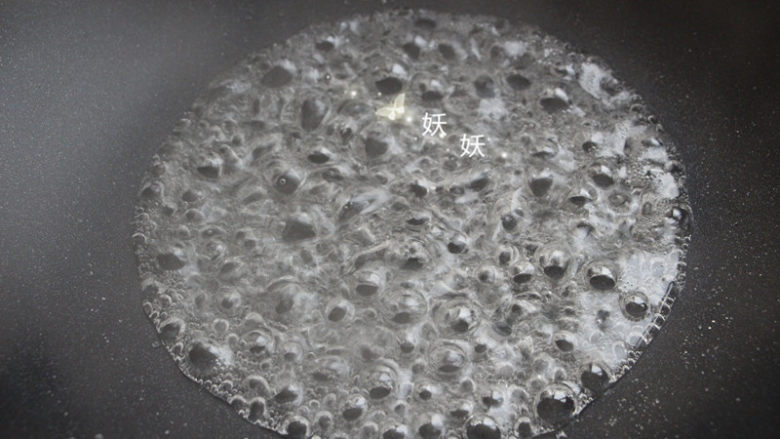 花生粘,小火煮开,水量不多,很容易就烧开,人不要走开,以免烧干。