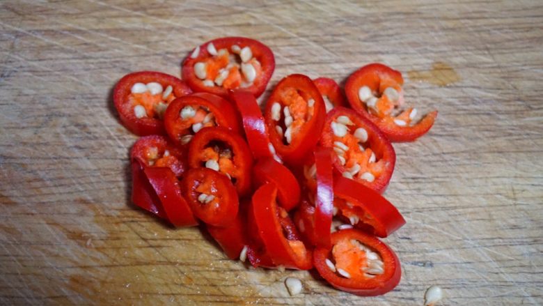 素咖喱快手炒饭,美人椒切成圈,如果爱吃辣可以换成其他辣椒。