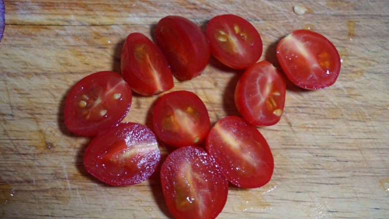 素咖喱快手炒饭,<a style='color:red;display:inline-block;' href='/shicai/ 89994'>小番茄</a>对半切开。也可以换成大番茄,不会有影响。