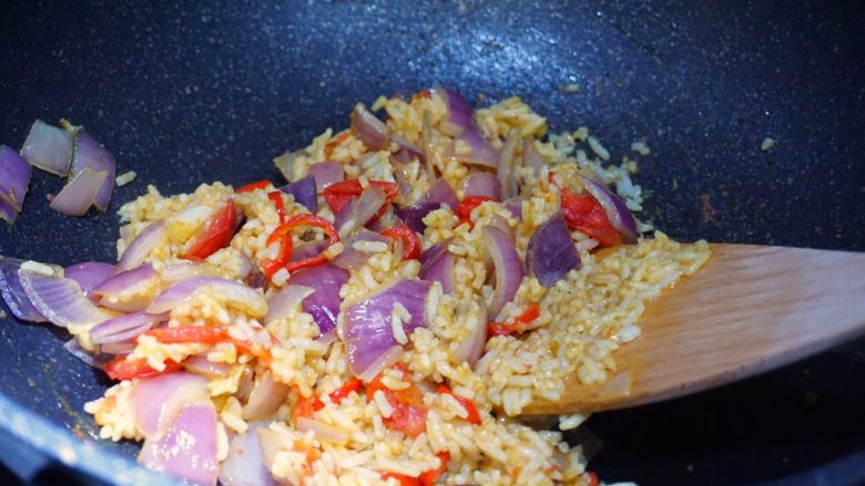 素咖喱快手炒饭,用锅铲把米饭戳散,和其他材料一起炒匀,炒到汤汁差不多收干的时候就可以起锅盛进碗里。