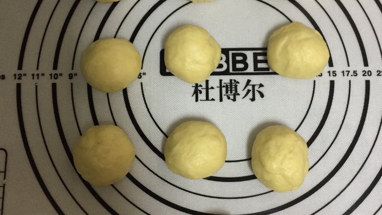 蜜红豆华夫饼—酵母版,平均分成10等份。