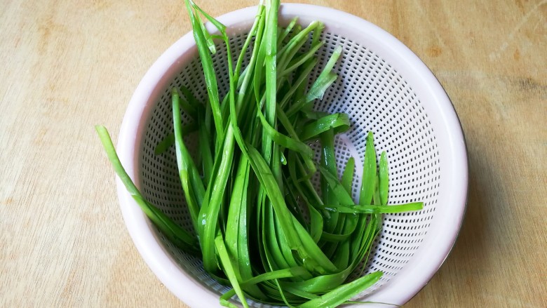 阳光明媚~虾皮韭菜炒蛋,沥干水
